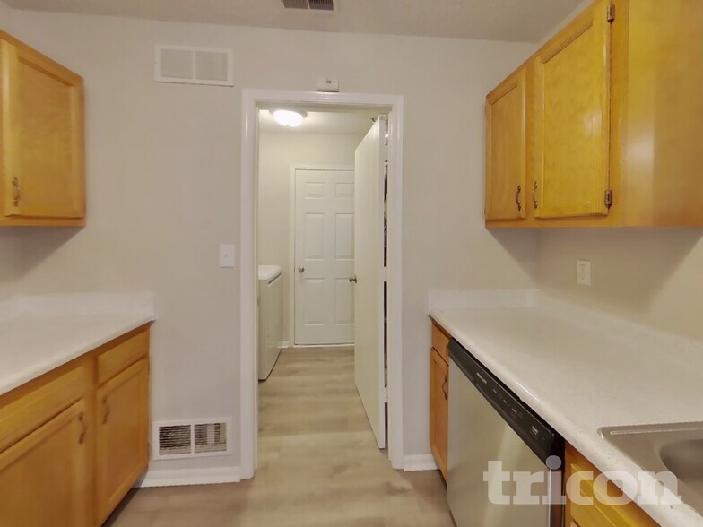 Building Photo - 1679 Long Lake Dr