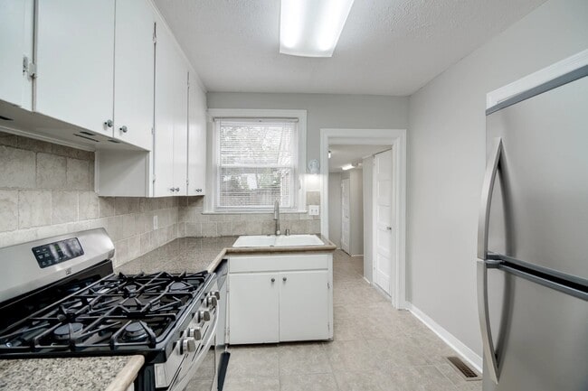 Building Photo - 1741 Oak Dr