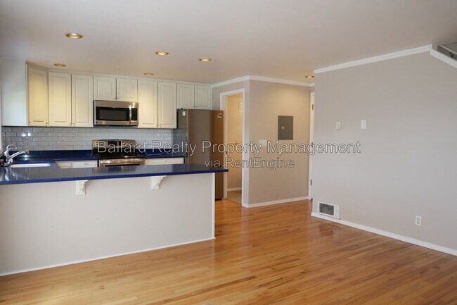 Building Photo - 3216 14th Ave W