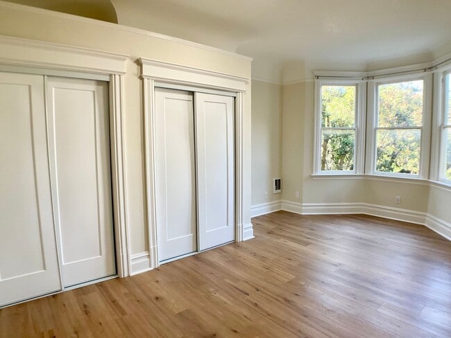 Building Photo - REMODELED 4BR/3BA. In Unit Laundry! Dishwasher! Bay Windows!