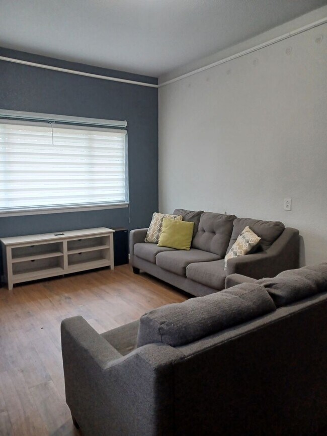 Building Photo - Beautifully renovated home in Birchwood Gardens