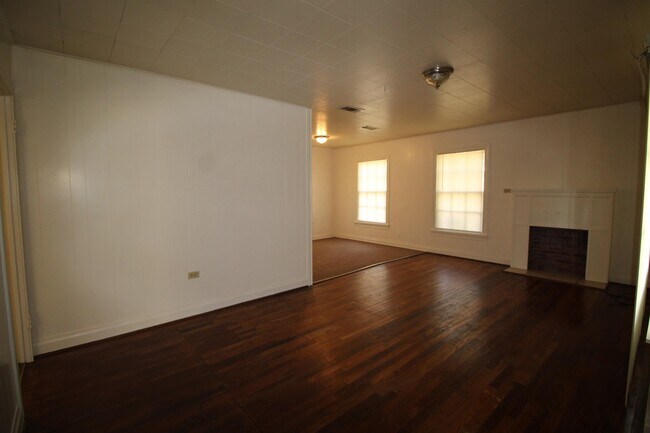 Building Photo - 323 N Houston St