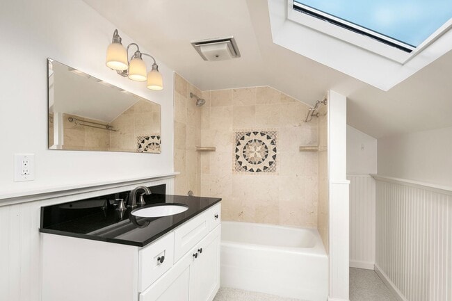 Building Photo - 3bd/2ba Seattle Home