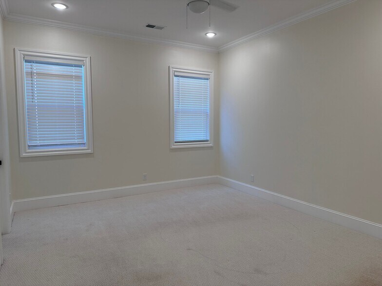 Building Photo - 226 McCowat St