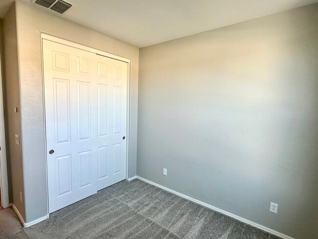 Building Photo - Fantastic 4BR/3BA Richmond American Larimar in Entrada Del Oro! Features white shaker cabinets, q...