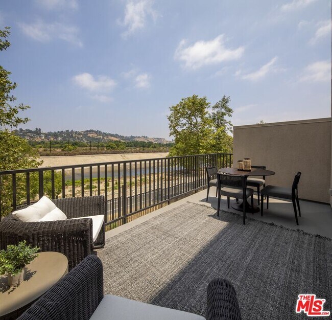 Building Photo - 1805 W Bankside Wy