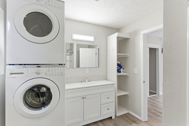 Building Photo - 923 McCubbins Rd