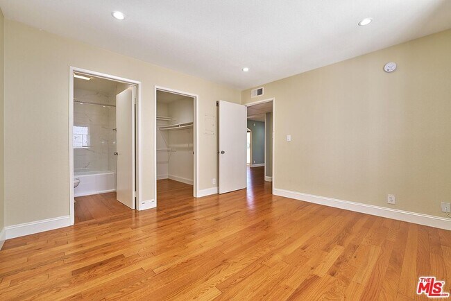 Building Photo - 326 S Manhattan Pl