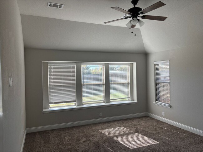 Building Photo - Beautiful 3/2/2 Minutes from Sherman's Tow...