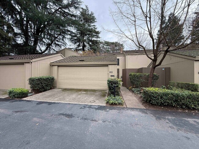 Building Photo - Fabulous Campus Commons 3 Bedroom