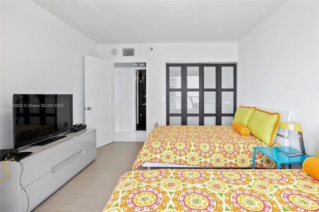 Building Photo - 16445 Collins Ave