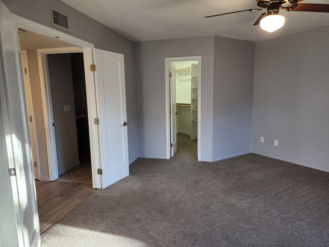 Building Photo - Beautifully updated 2 bed / 2 bath at 4 Seasons North