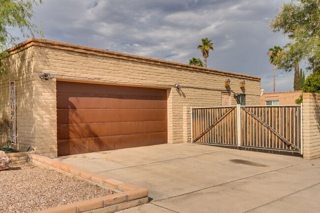 Building Photo - Great East Side Location 4 Bed/2 Bath Home