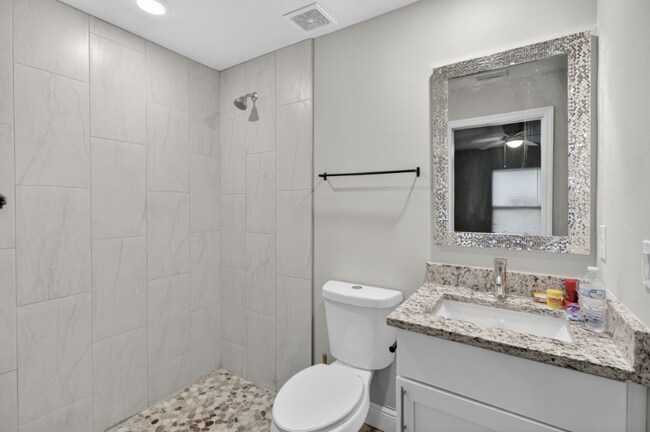 Building Photo - 839 Bedford Dr