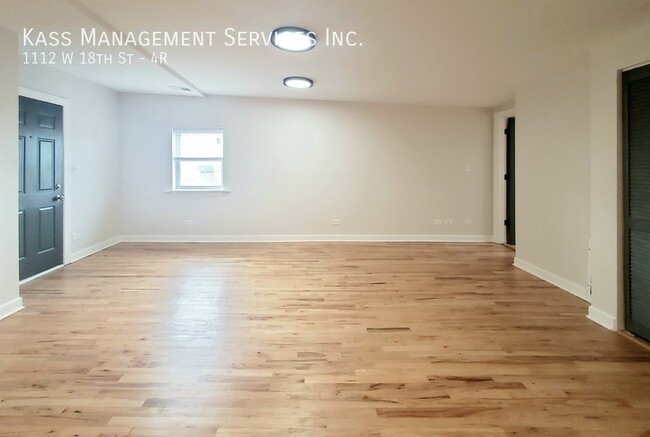 Building Photo - 1112 W 18th St