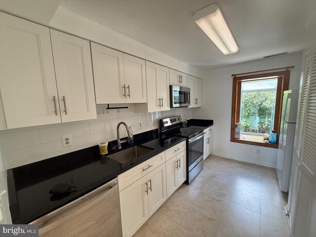 Building Photo - 922 Montgomery Ave