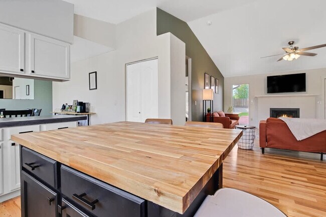 Building Photo - 4243 E Driftwood Dr