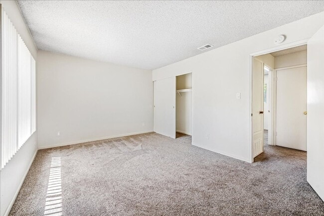 Building Photo - 8828 La Riviera Dr
