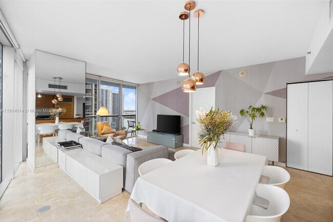 Building Photo - 495 Brickell Ave