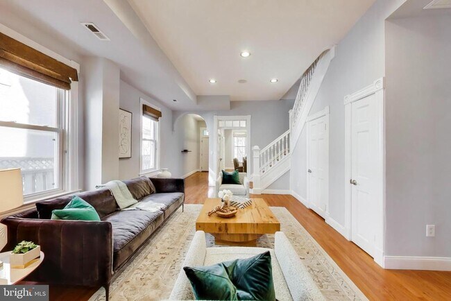 Building Photo - 1006 Otis Pl NW