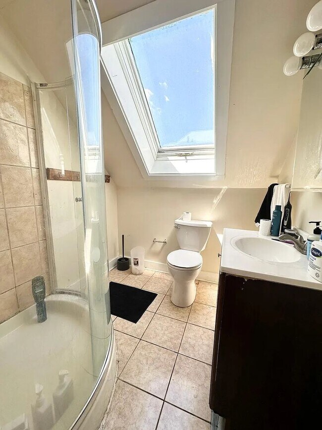 Building Photo - Huge 3 floors of living 8bed 3.5 bath rental on Highgate St in Allston