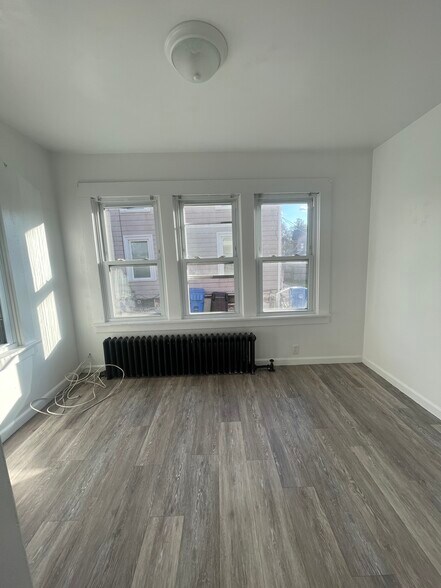 Building Photo - 255 Glen St