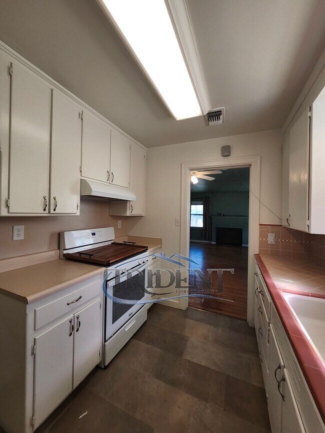 Building Photo - Cute 2 bedroom, 1 bath house