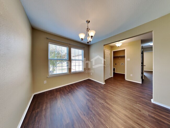 Building Photo - 925 Hawthorne Rd