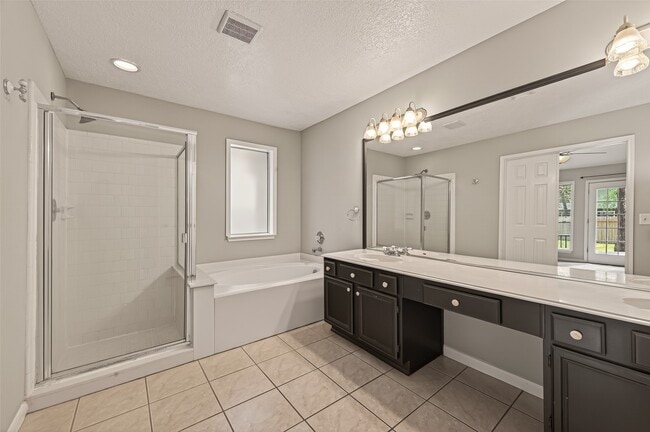 Building Photo - 27 Lush Meadow Pl