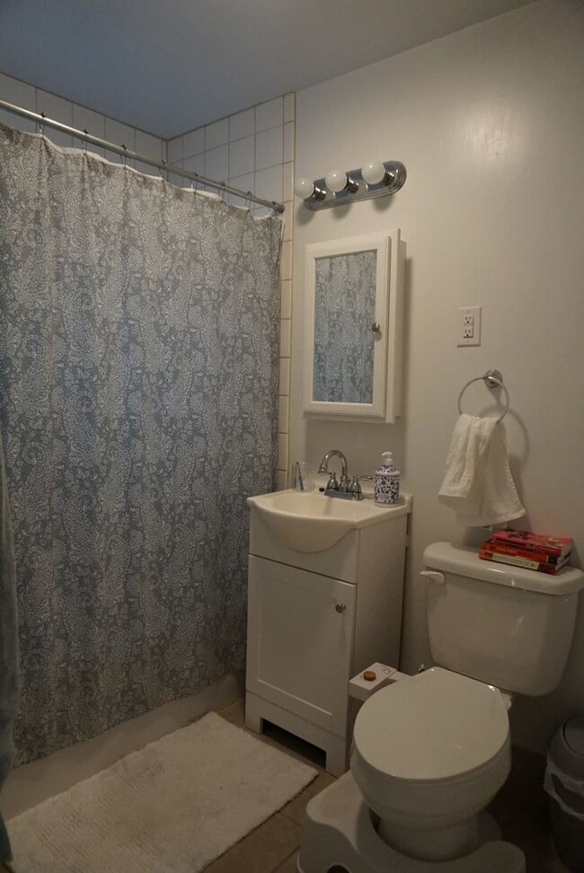 Building Photo - Turnkey Furnished 3BR/1BA Townhouse