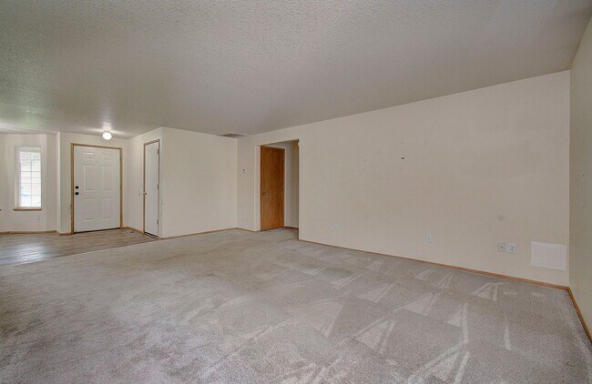 Building Photo - This one level charmer won't last long! 3 bedrooms, 2 baths, fully fenced yard, pets welcome!