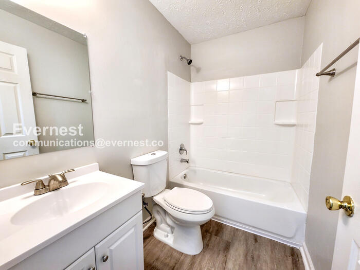 Building Photo - 707 Cloverdale Dr