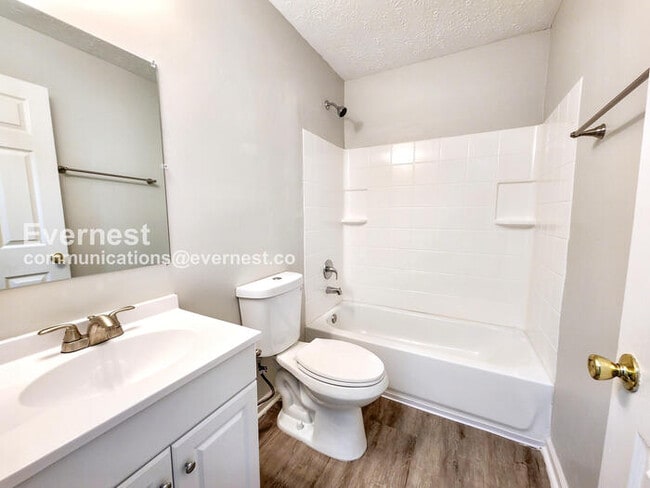 Building Photo - 707 Cloverdale Dr