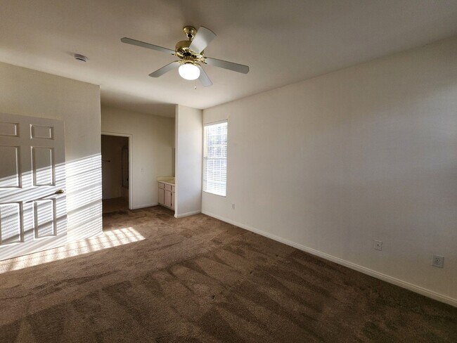 Building Photo - Fantastic, well maintained 2 bedroom condo.