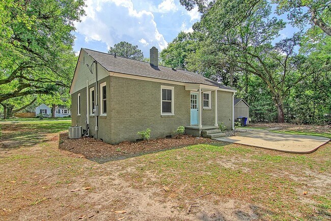 Building Photo - 1724 Pearlott St