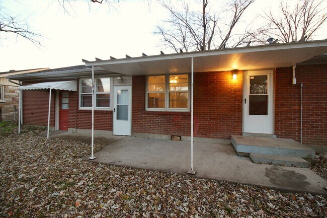 Building Photo - Adorable 3-brm brick ranch with lots of na...