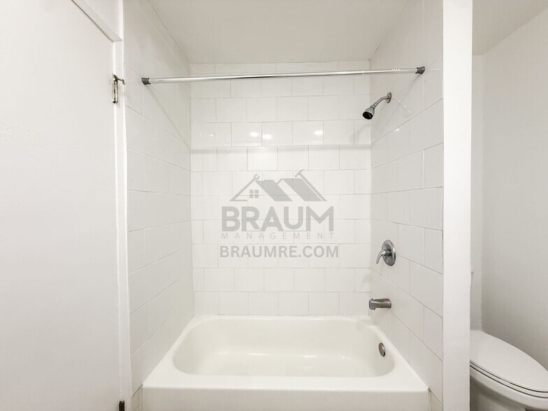 Building Photo - 6041 Whitsett Ave