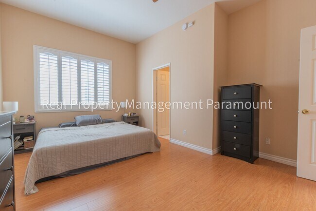 Building Photo - Stunning 2 Bedroom Townhouse in a Peaceful Neighborhood