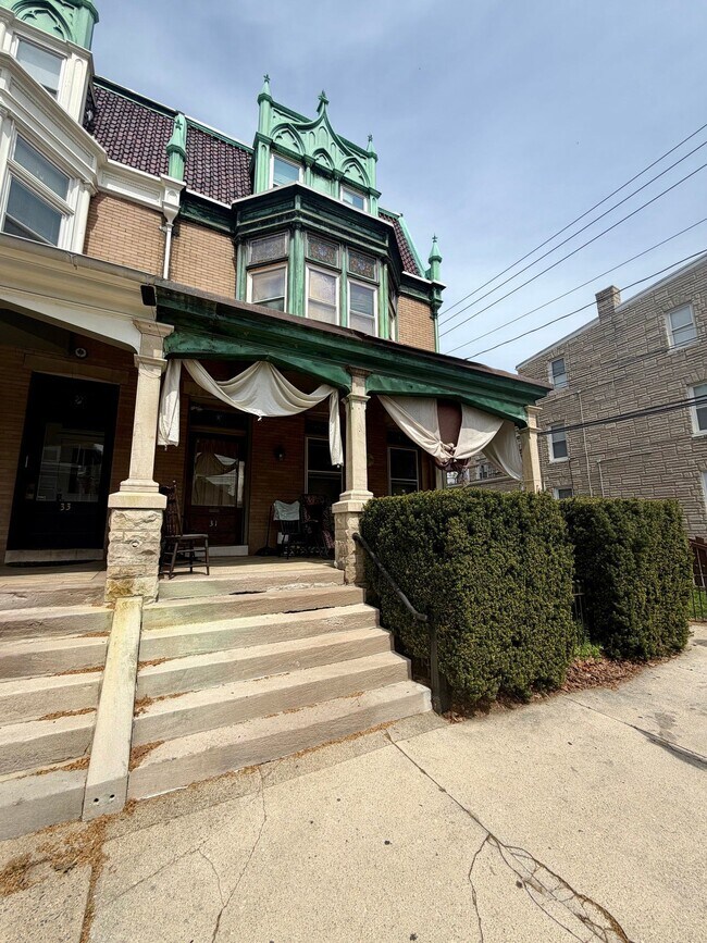 Building Photo - 31 W James St