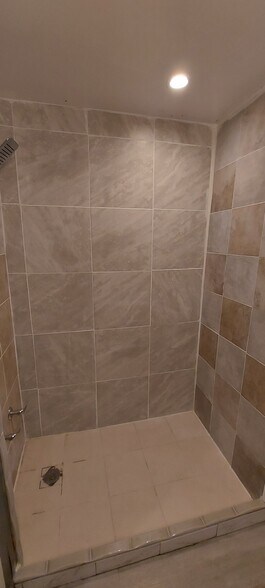 bathroom - 405 W Harnett St