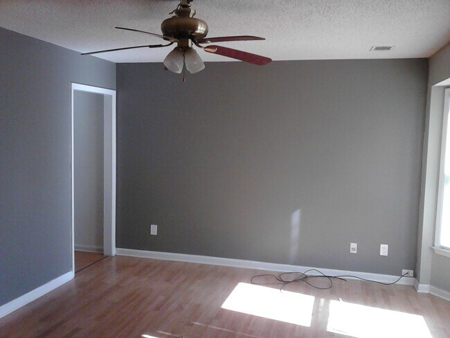 Building Photo - 8000 Woodlake Dr