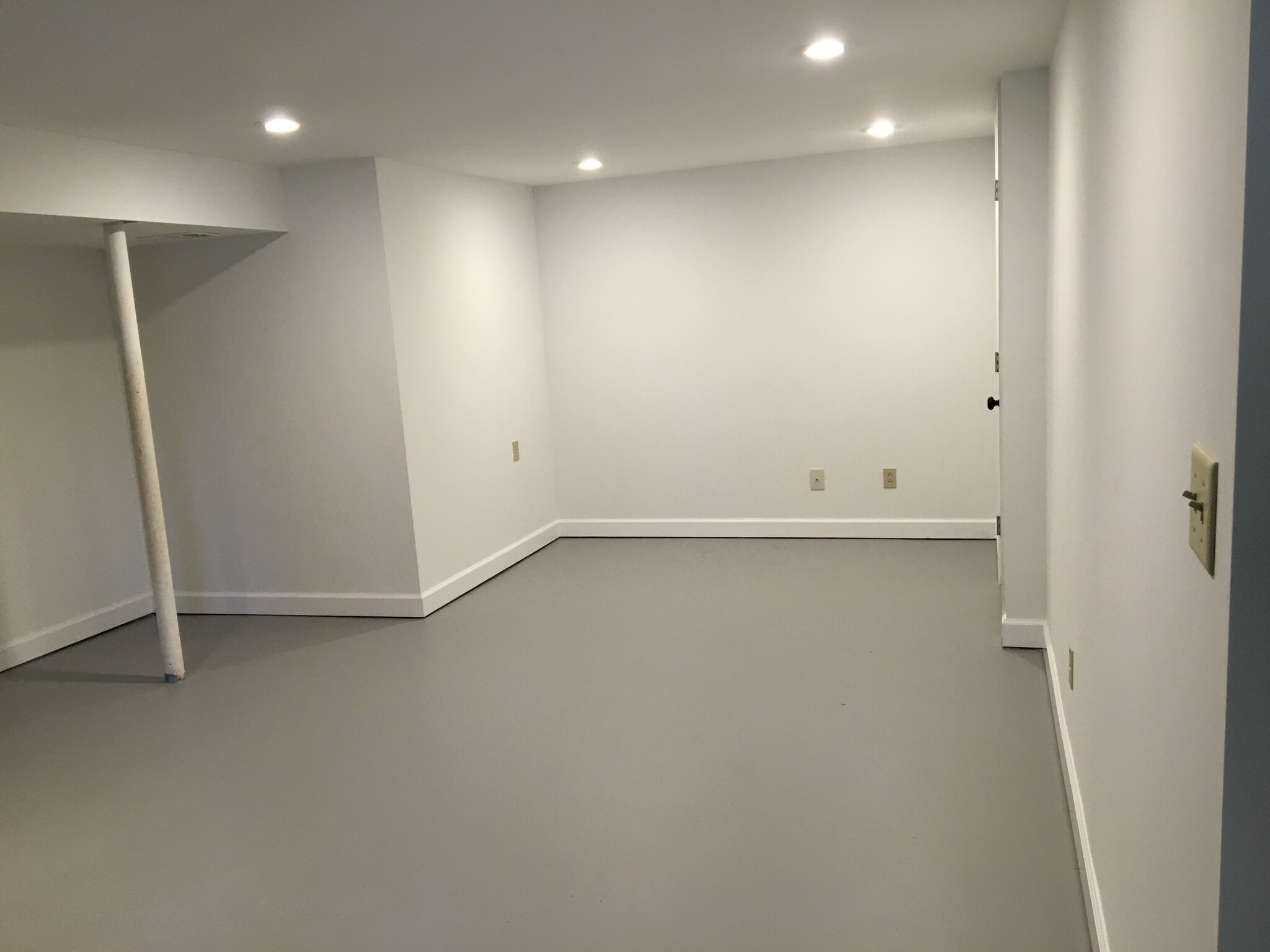 Building Photo - 563 Hickory Dr