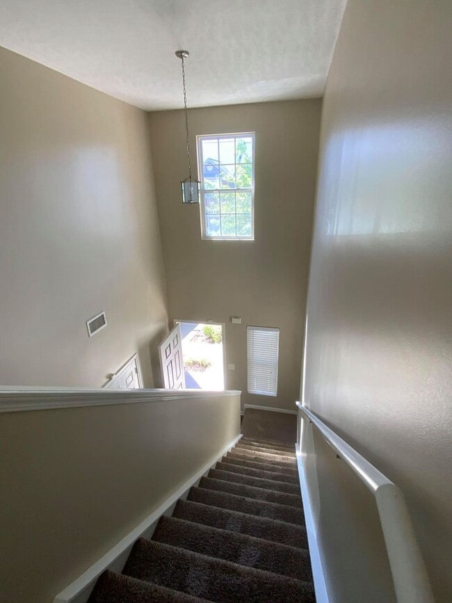 Building Photo - Brentwood Townhome For Lease