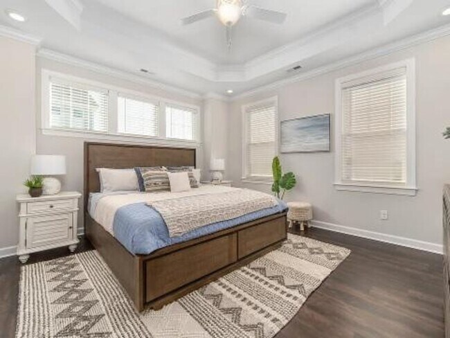 Building Photo - Spacious 3BR House 2 Blocks from the Beach