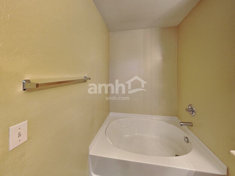 Building Photo - 18522 W Legend Dr