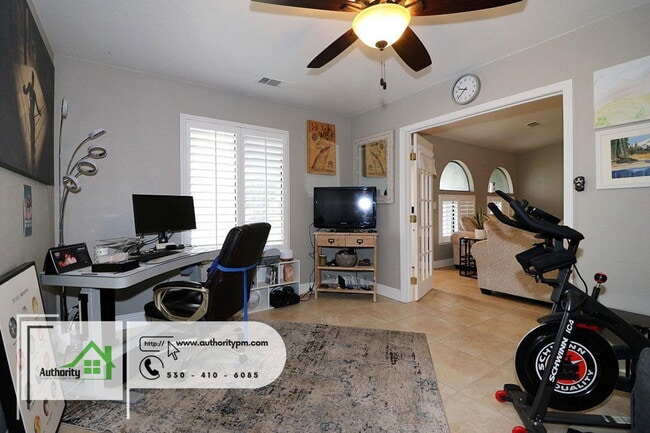 Building Photo - 705 Country Oak Dr