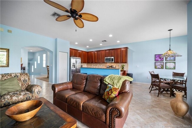 Building Photo - 691 SW Glen Crest Way