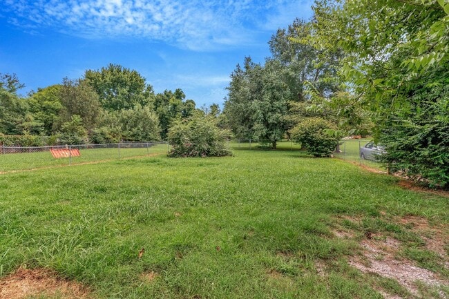 Building Photo - AVAILABLE NOW. 2 Bed 1 Bath Duplex. Locate...