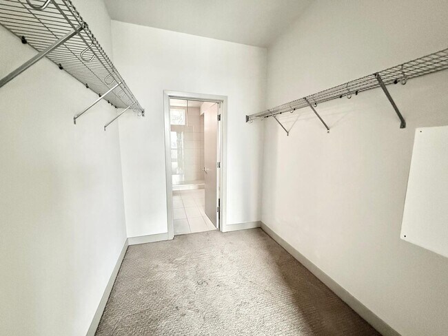 Building Photo - 2 Bed + Den 2 Bathroom Eastlake Townhome with Spectacular Views