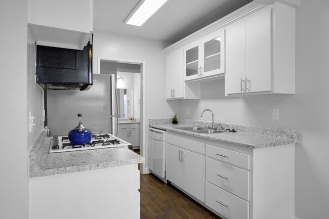 Building Photo - Los Arbolitos Huntington Beach Apartments